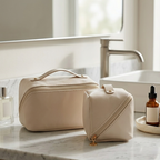 Hvit Compact Manorella sminkebag i vegansk skinn vist i et stilrent livsstilsbilde