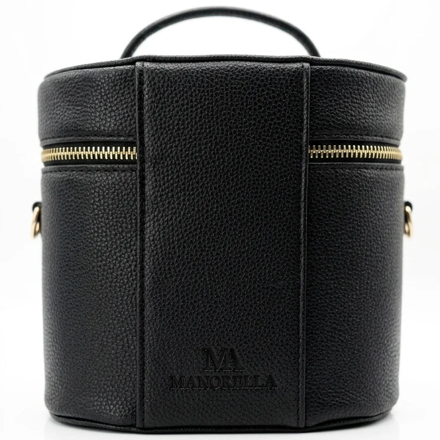 Baksiden av svart Essential Manorella sminkebag med fokus på Manorella-logoen